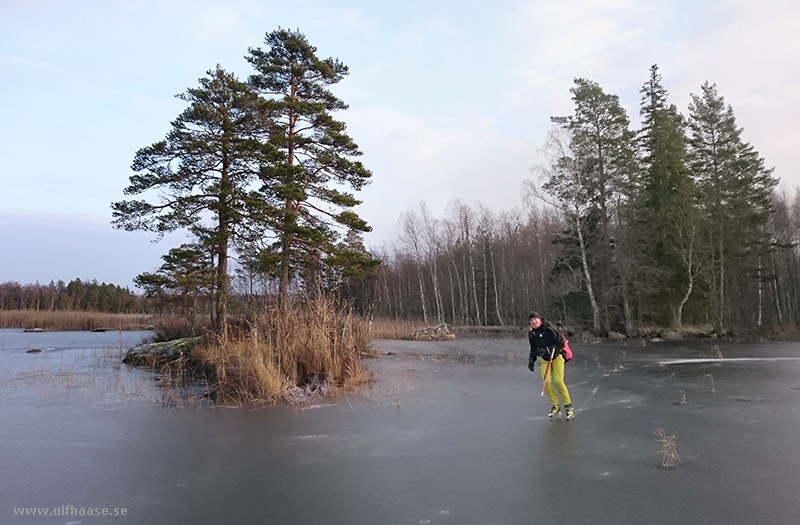 Ice skating the area of Skinnskatteberg