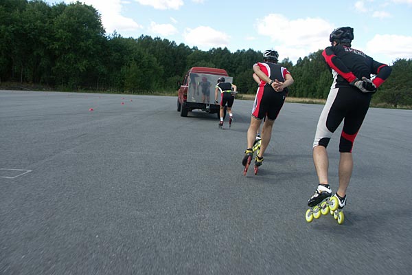 Mirror bus skating, inlines.