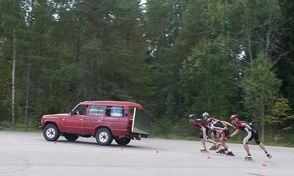 Mirror bus skating, inlines.