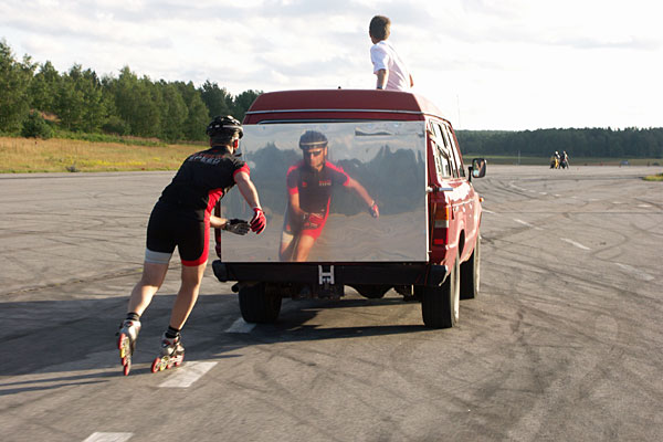 Mirror bus skating, inlines.