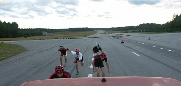 Mirror bus skating, inlines.