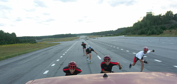 Mirror bus skating, inlines.