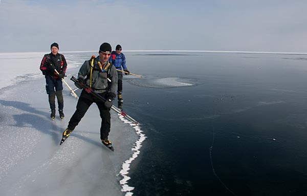 Vättern, ice skating 2006