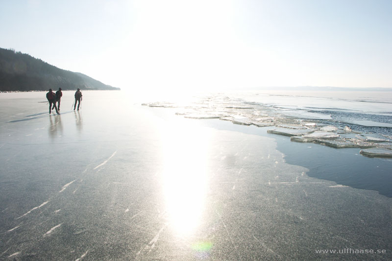 Vättern, ice skating 2011