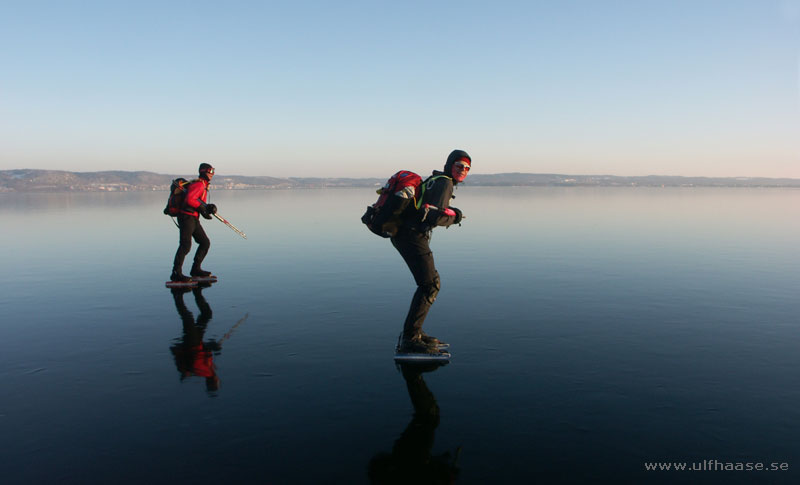 Vättern, ice skating 2011