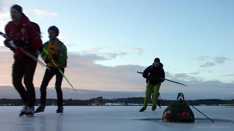 Stora Båvenrundan, ice skating.